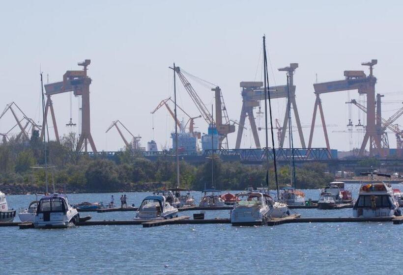 מיטת קינג בסוויטה, Msr Port