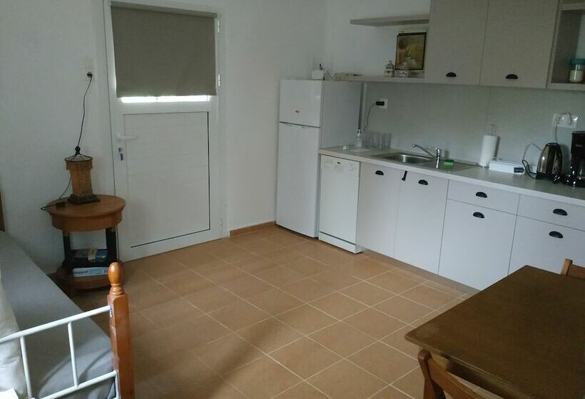 דירת אקזקיוטיב, חדר שינה 1, To Spiti Tou Papa Sto Vouno