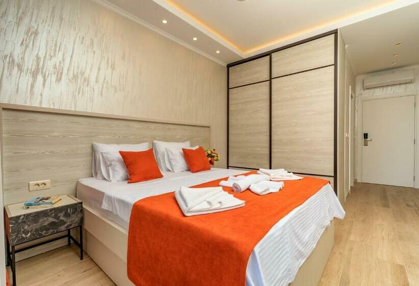 استودیو استاندارد با بالکن, Luxury Apartments Queen