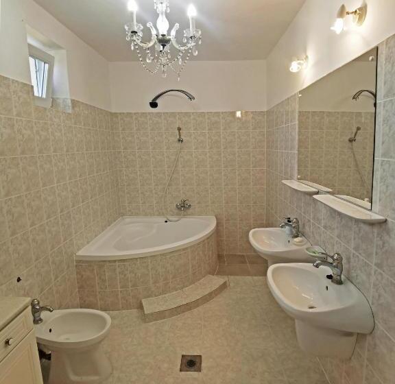 חדר מוזל מקלחת משותפת, Magic Holiday Vendégház