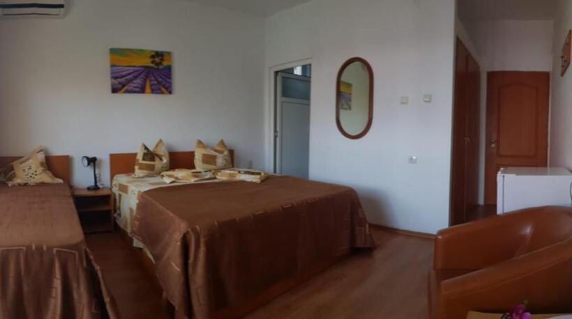 غرفة قياسية ثلاثية, Vila Efor