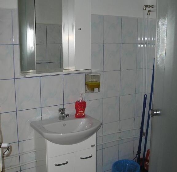 غرفة قياسية ثلاثية, Vila Efor