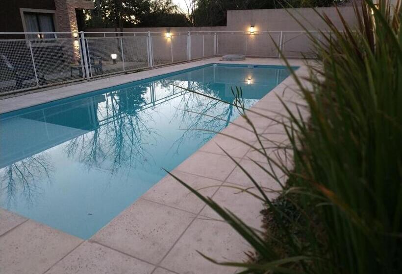 דירת חדר נוף לבריכה, Ayres De Merlo Aparts