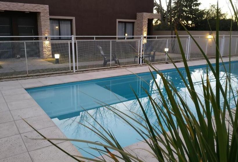 דירת חדר נוף לבריכה, Ayres De Merlo Aparts