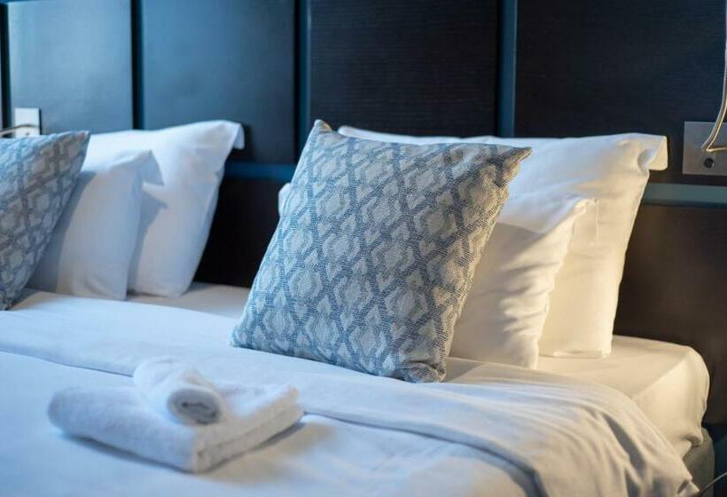 اتاق لوکس با تخت بزرگ, Kotor Nest