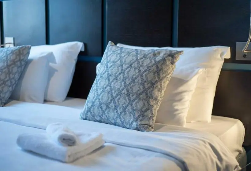 اتاق لوکس با تخت بزرگ, Kotor Nest