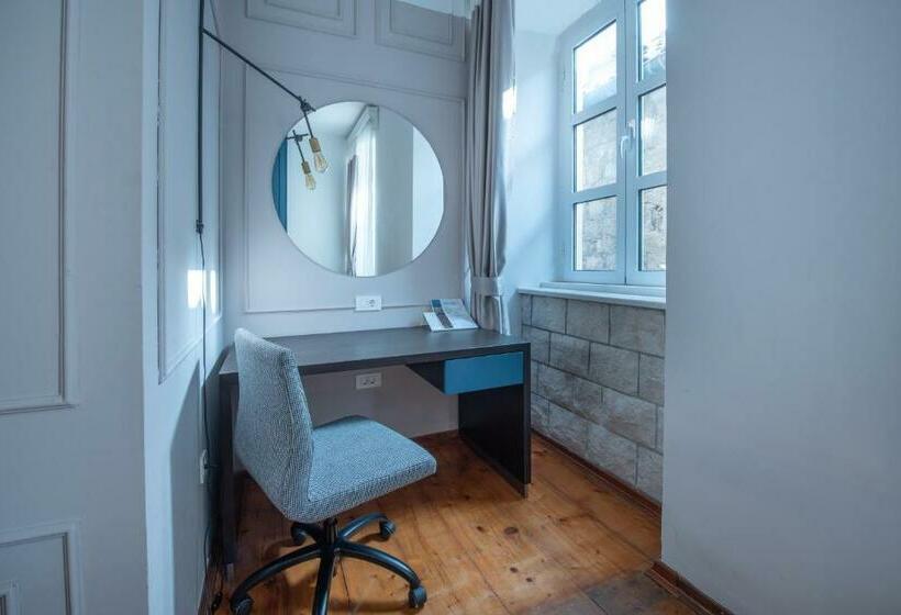 اتاق لوکس با تخت بزرگ, Kotor Nest