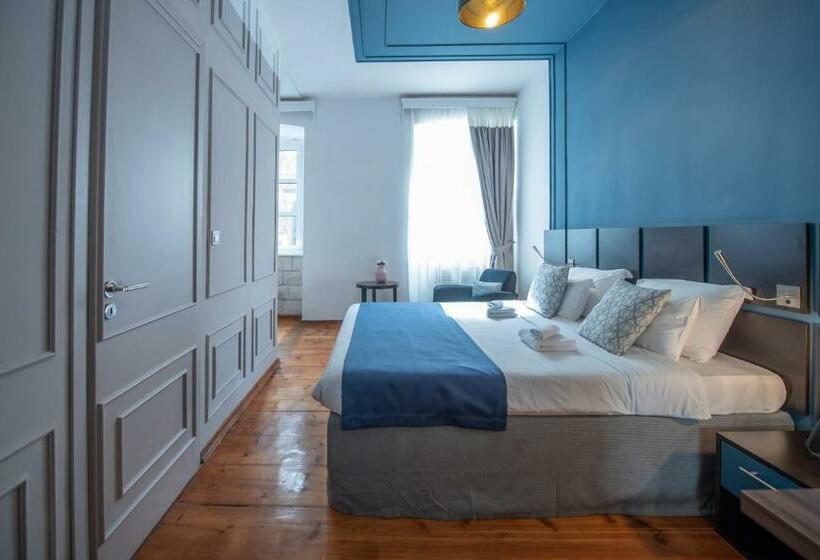 اتاق لوکس با تخت بزرگ, Kotor Nest