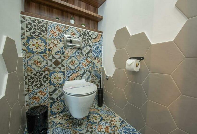 اتاق لوکس با تخت بزرگ, Kotor Nest