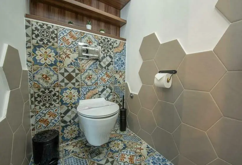 اتاق لوکس با تخت بزرگ, Kotor Nest