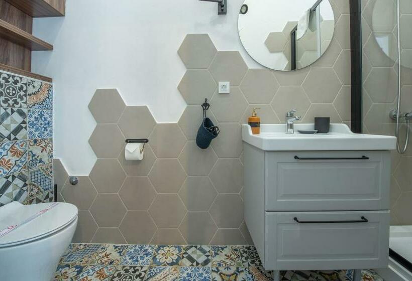 اتاق لوکس با تخت بزرگ, Kotor Nest