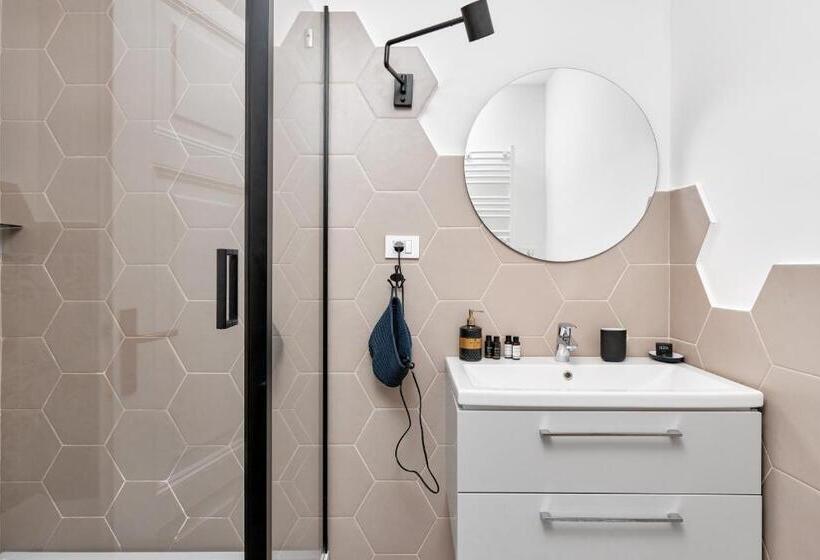 اتاق لوکس با تخت بزرگ, Kotor Nest