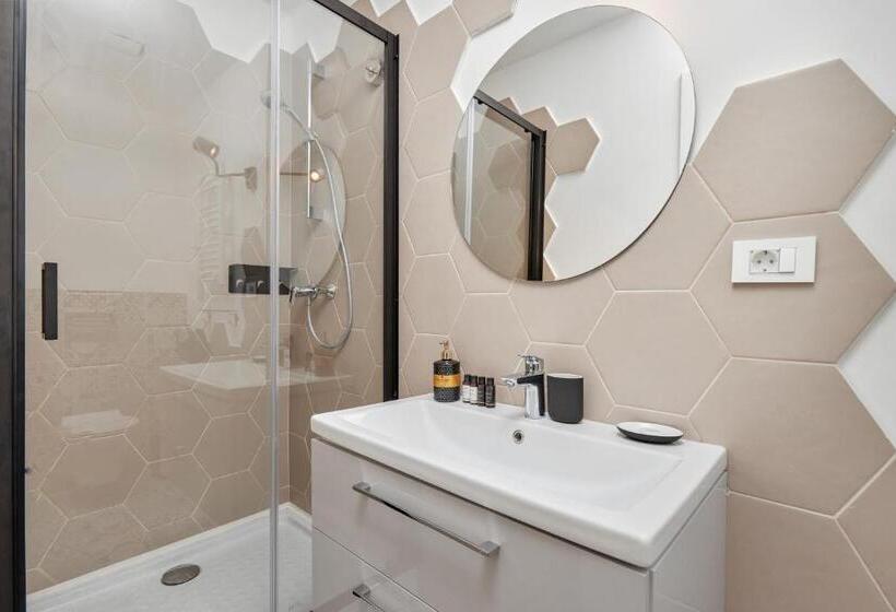 اتاق لوکس با تخت بزرگ, Kotor Nest