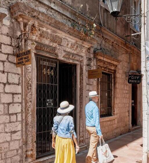 اتاق لوکس با تخت بزرگ, Kotor Nest