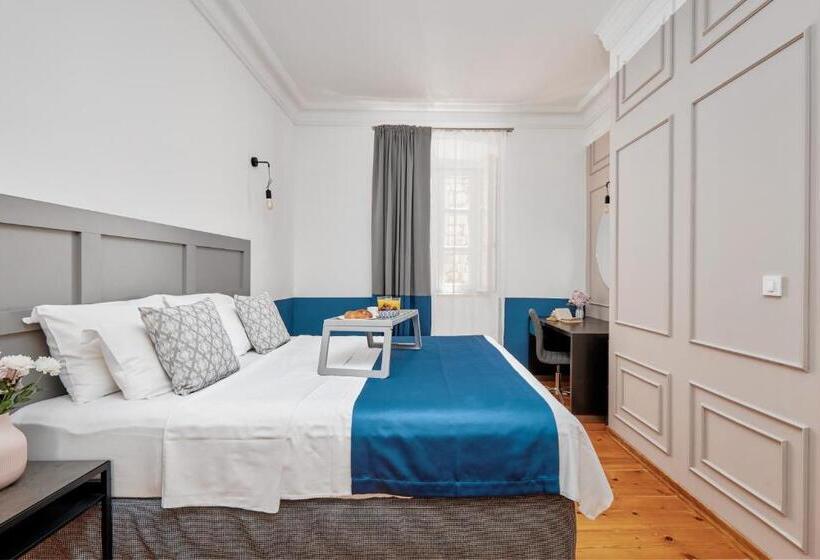 اتاق لوکس با تخت بزرگ, Kotor Nest