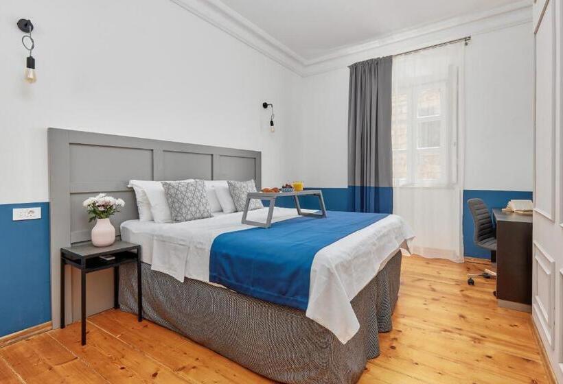 اتاق لوکس با تخت بزرگ, Kotor Nest