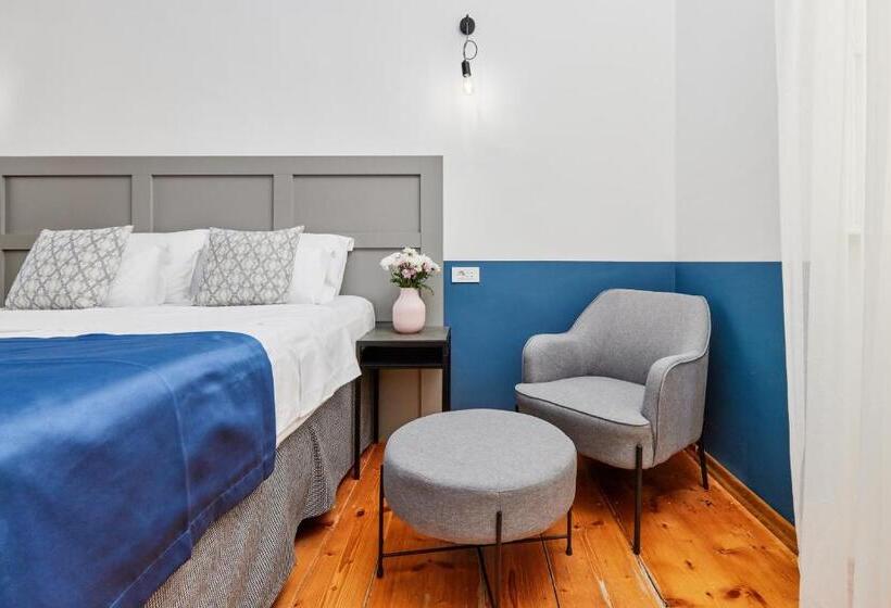 اتاق لوکس با تخت بزرگ, Kotor Nest