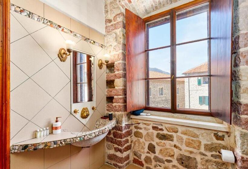 آپارتمان 3 خوابه, Kotor Nest