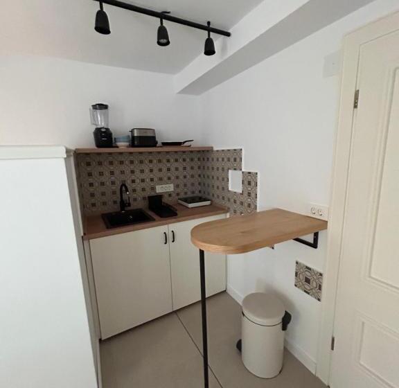 اتاق استاندارد با سرویس بهداشتی مشترک, Kotor Nest