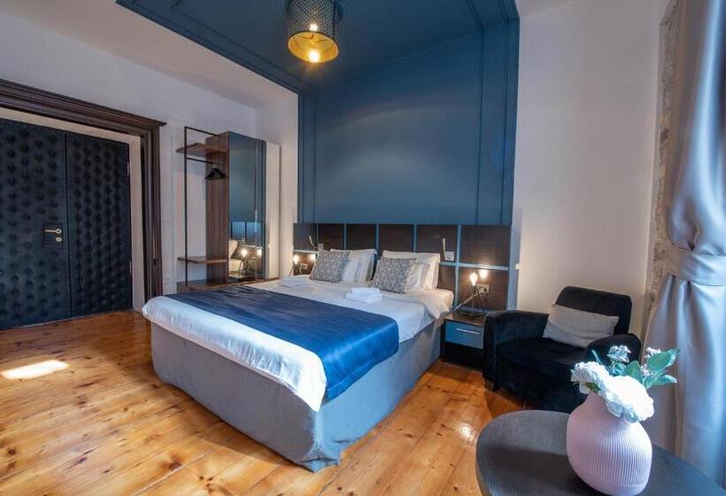 اتاق لوکس با تخت بزرگ, Kotor Nest