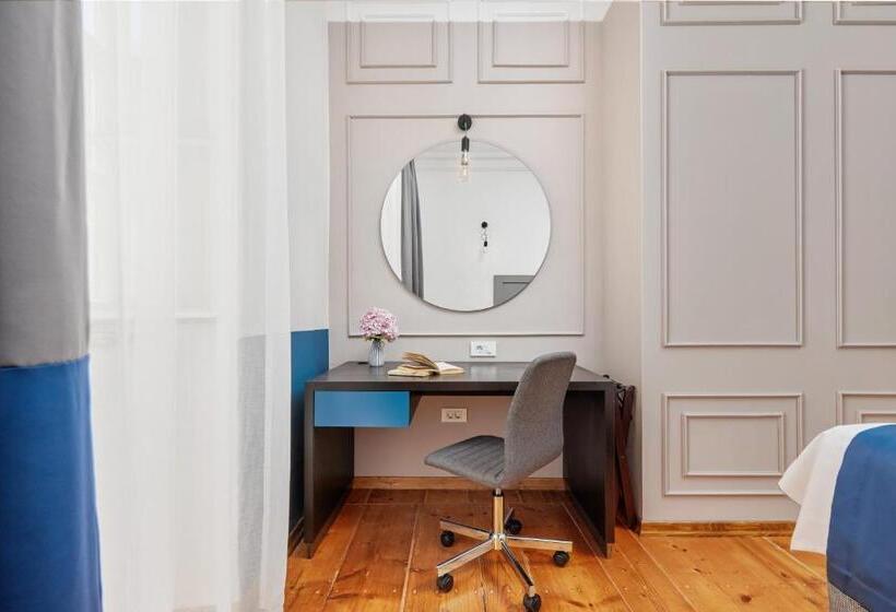 اتاق لوکس با تخت بزرگ, Kotor Nest