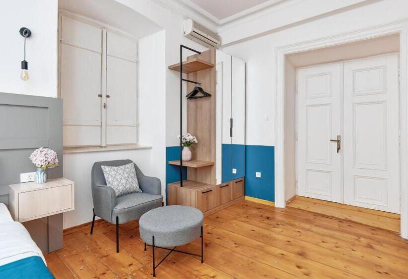 اتاق لوکس با تخت بزرگ, Kotor Nest