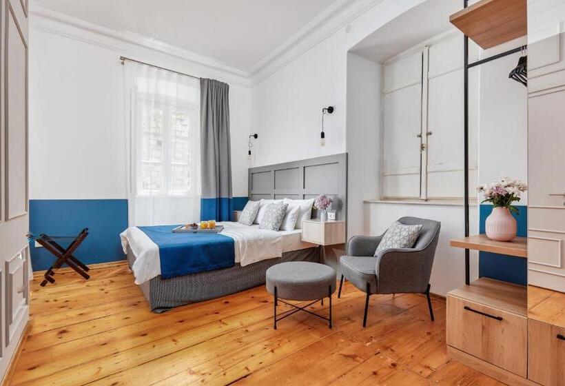 اتاق لوکس با تخت بزرگ, Kotor Nest