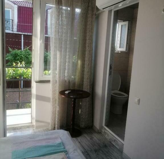 اتاق استاندارد با بالکن و چشم‌انداز دریا, Relax In Batumi