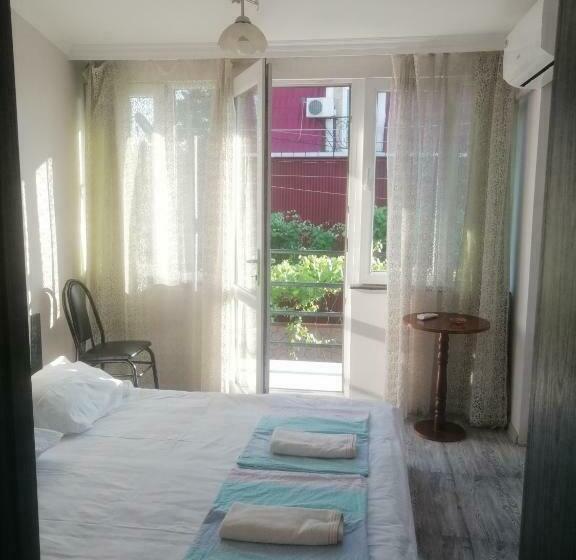 اتاق استاندارد با بالکن و چشم‌انداز دریا, Relax In Batumi