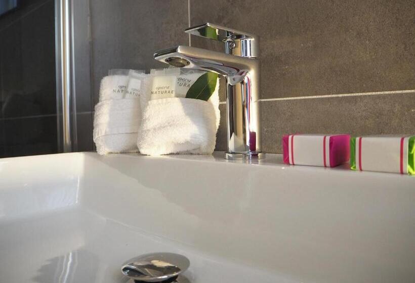 اتاق استاندارد یک تخته با سرویس بهداشتی مشترک, Centro