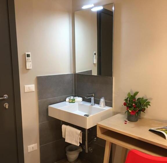 اتاق استاندارد یک تخته با سرویس بهداشتی مشترک, Centro