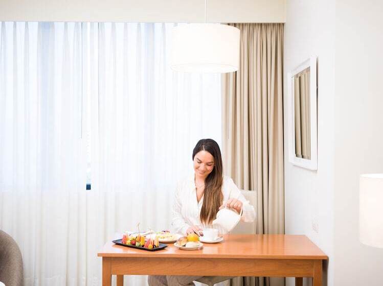 جناح جونيور إداري, Melia Lima