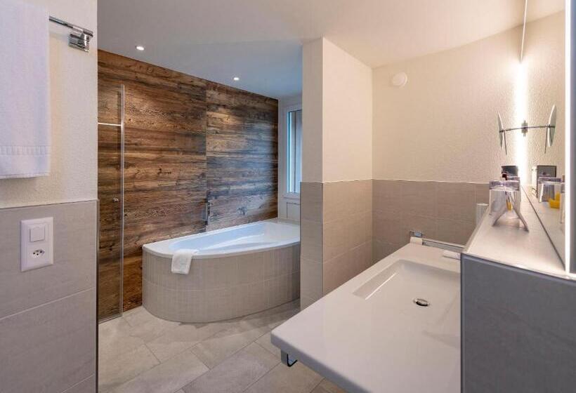 جناح سينيور, Mountain Plaza