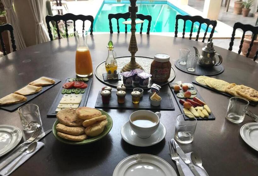 اتاق خانوادگی, Le Patio Du Lac