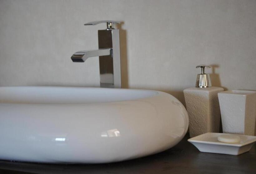 اتاق خانوادگی, Le Patio Du Lac