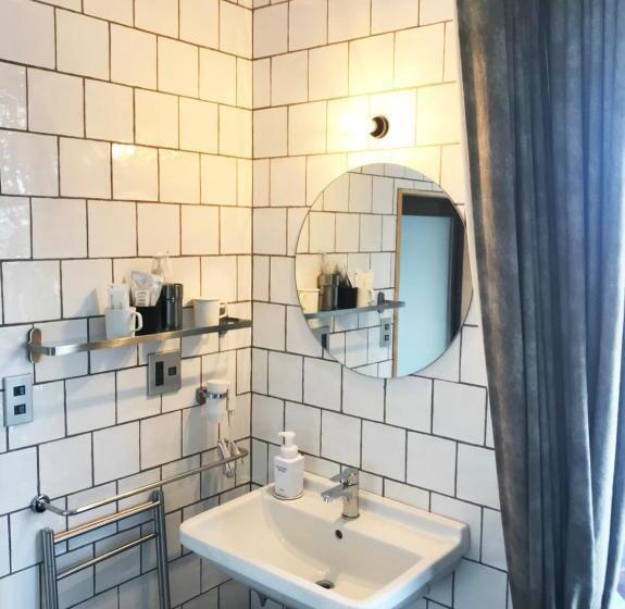 غرفة قياسية ثلاثية مزودة بتراس, Sima Inn