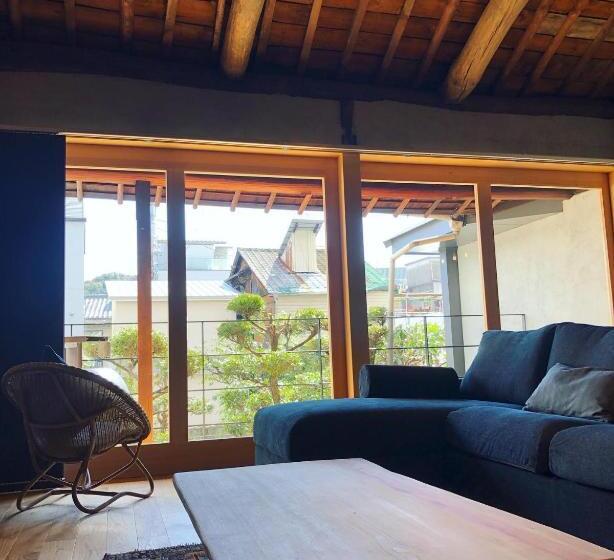 غرفة عائلية, Sima Inn