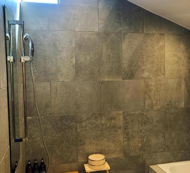 غرفة عائلية, Sima Inn