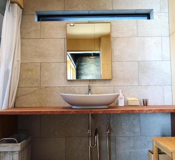 غرفة عائلية, Sima Inn