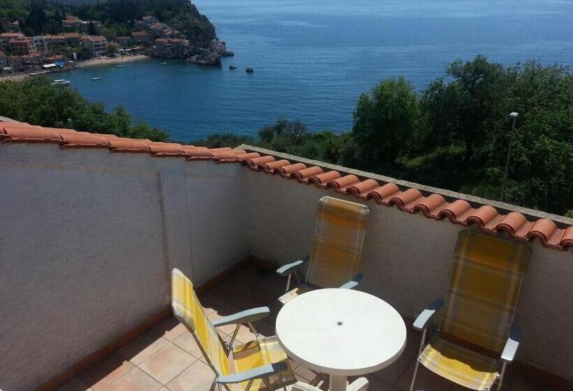 اتاق استاندارد چهار تخته با چشم‌انداز دریا, Villa Sara Guesthouse