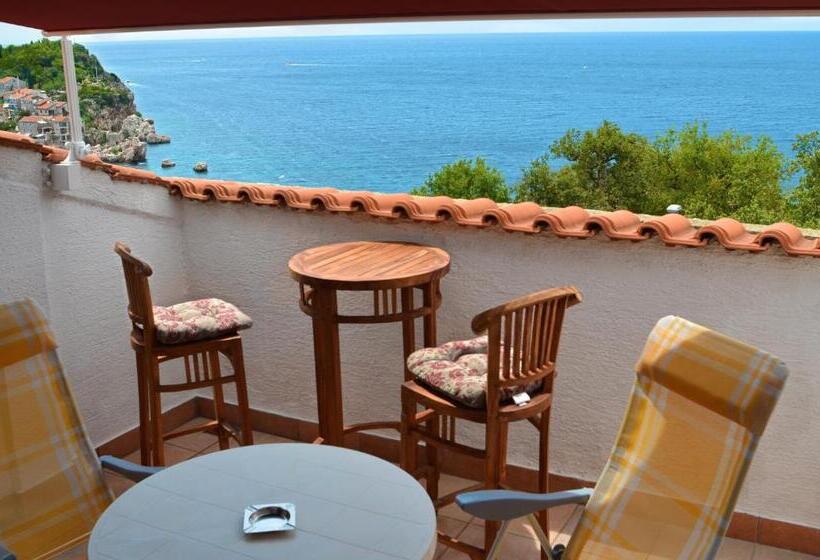 اتاق استاندارد چهار تخته با چشم‌انداز دریا, Villa Sara Guesthouse