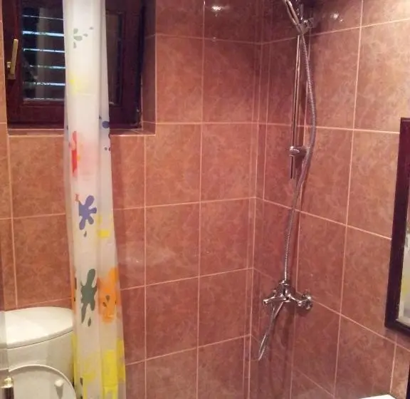 اتاق استاندارد چهار تخته با چشم‌انداز دریا, Villa Sara Guesthouse