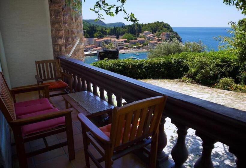 اتاق استاندارد چهار تخته با چشم‌انداز دریا, Villa Sara Guesthouse