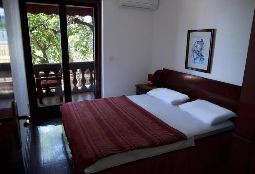 اتاق استاندارد چهار تخته با چشم‌انداز دریا, Villa Sara Guesthouse