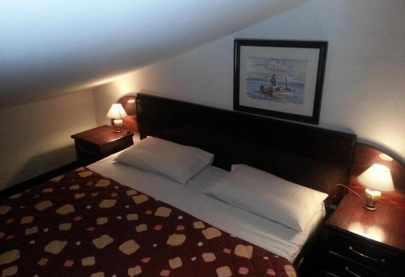 اتاق استاندارد چهار تخته با چشم‌انداز دریا, Villa Sara Guesthouse