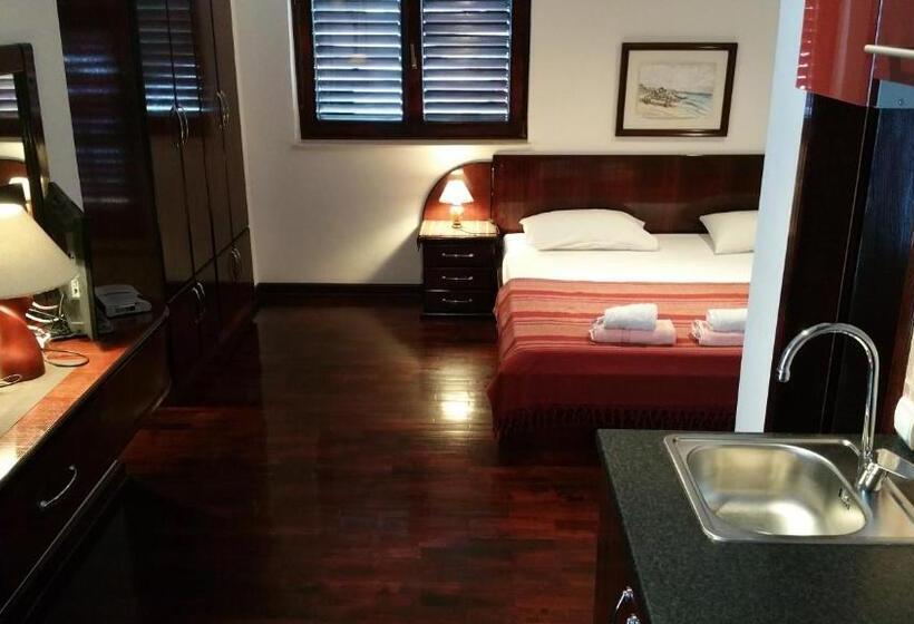 اتاق استاندارد چهار تخته با چشم‌انداز دریا, Villa Sara Guesthouse