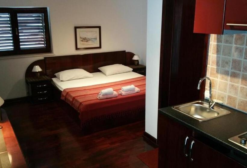 اتاق استاندارد چهار تخته با چشم‌انداز دریا, Villa Sara Guesthouse