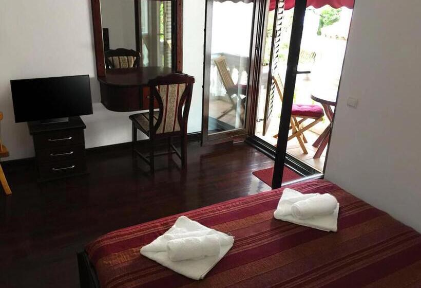 اتاق استاندارد با بالکن, Villa Sara Guesthouse