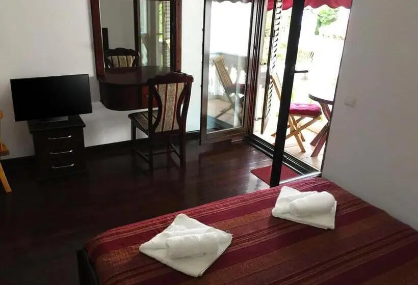 اتاق استاندارد با بالکن, Villa Sara Guesthouse