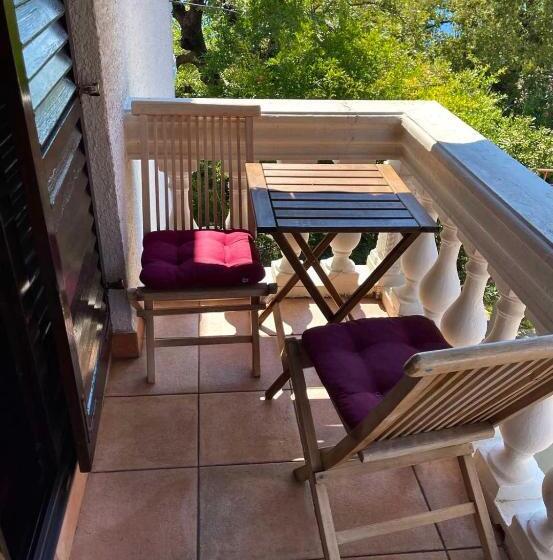 اتاق استاندارد با بالکن, Villa Sara Guesthouse